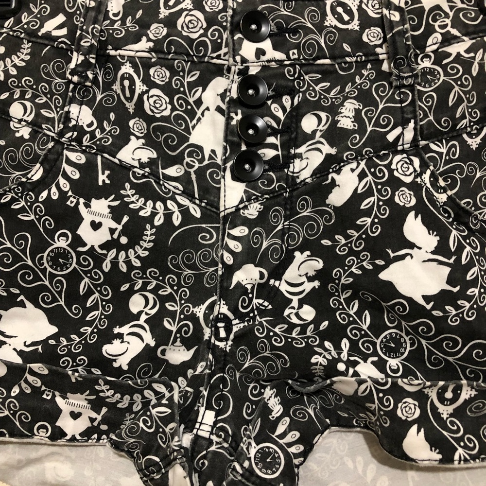Disney Shorts Size 3 - Picture 5 of 9